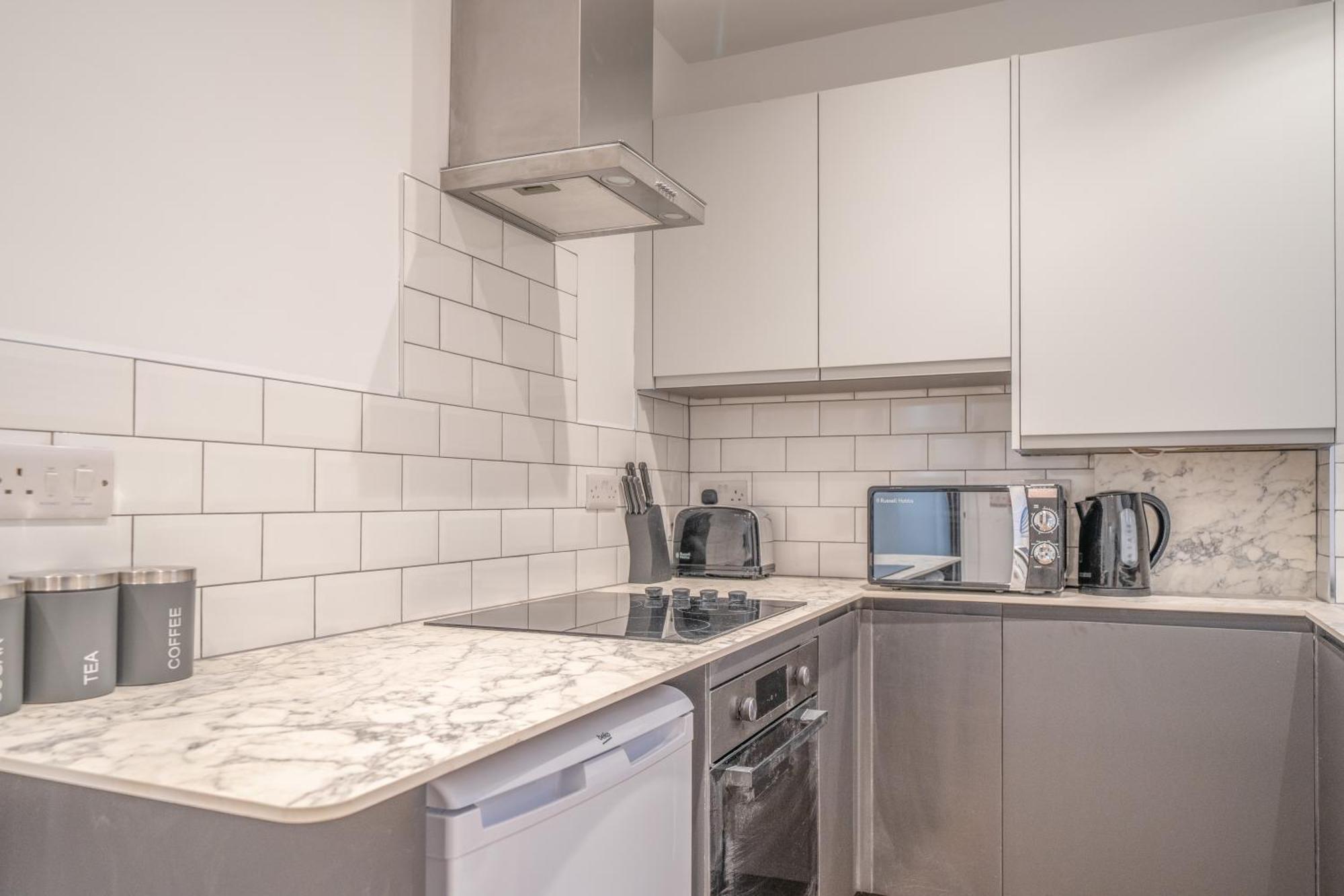 Fabulous New 1 Bedroom Ground Floor Flat Apartment *